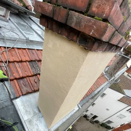 Souche de cheminée rénovée avec enduit neuf, travaux de couverture à Montpellier