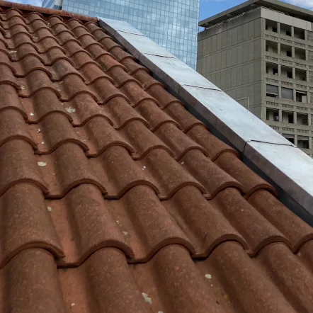 Couvertines en zinc posées le long d'une toiture en tuiles à Montpellier