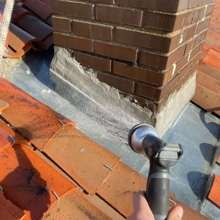 Recherche de fuite et reprise d'étanchéité au pied d'une cheminée sur toiture