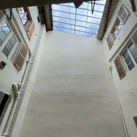 Mur de cour intérieure ravalé et repeint par cordiste, accès sur cordes